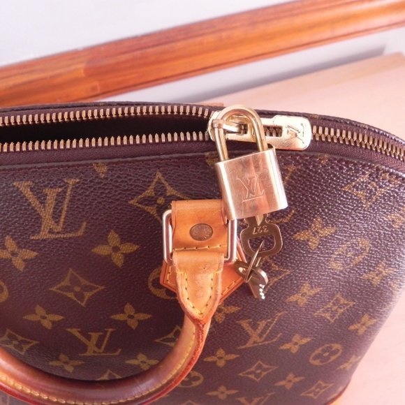 Louis Vuitton Alma no cracks/no odor - Picture 3 of 8